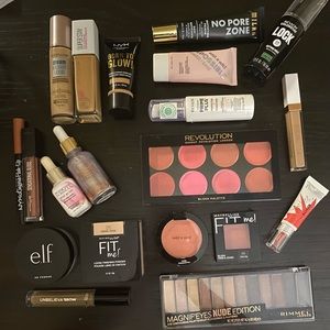 20 piece cosmetics bundle.